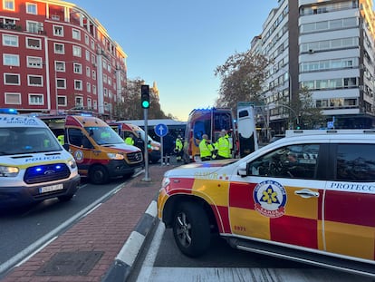 Agentes de la policía y sanitarios en el barrio de San Blas de Madrid, donde se ha producido el ataque este domingo.