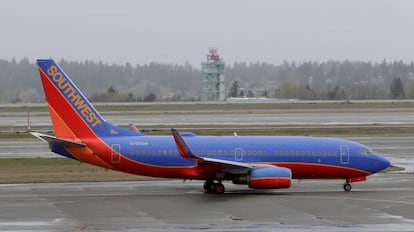 Un avión de la aerolínea Southwest Airlines en el aeropuerto de Seattle