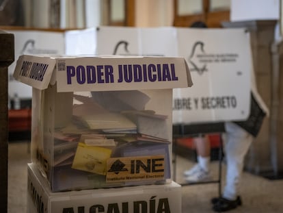 Votantes acuden a las urnas durante la elección del Poder Judicial en Ciudad de México.