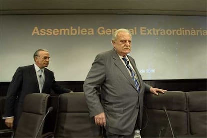 Ricard Fornesa (derecha) e Isidre Fainé toman asiento antes de iniciar la asamblea de La Caixa.