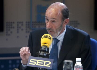 El ministro del Interior, Alfredo Pérez Rubalcaba, durante la entrevista en la Cadena Ser.