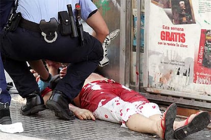 La mujer acuchillada. (Las amigas con las que estaba bebiendo en la plaza de Soledad Torres Acosta, en Madrid, trataron de impedir que el fotógrafo tomara imágenes).