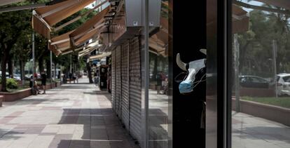 La mayoria de los negocios del paseo maritimo de Malgrat de Mar (Barcelona), cerrados o con sus horarios modificadoss para adaptarse a la nueva normalidad