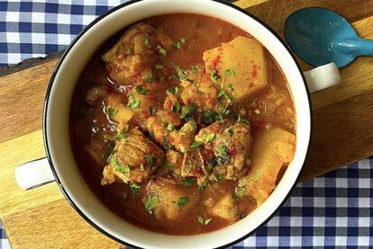 Estas patatas guisadas con costillas llevan patatas