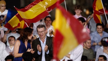 El líder del Partido Popular, Alberto Núñez Feijóo (c), acompañado por la presidenta de la Comunidad de Madrid y del PP de Madrid, Isabel Díaz Ayuso (i), a principios de este mes.