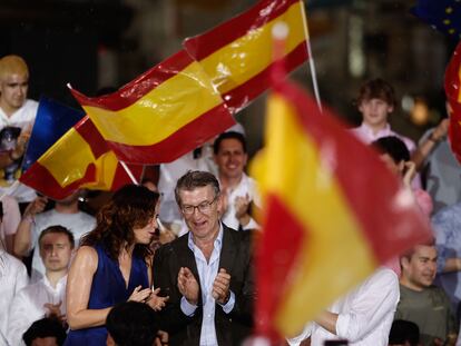 El líder del Partido Popular, Alberto Núñez Feijóo (c), acompañado por la presidenta de la Comunidad de Madrid y del PP de Madrid, Isabel Díaz Ayuso (i), a principios de este mes.