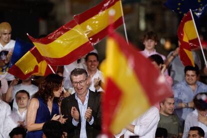 El líder del Partido Popular, Alberto Núñez Feijóo (c), acompañado por la presidenta de la Comunidad de Madrid y del PP de Madrid, Isabel Díaz Ayuso (i), a principios de este mes.