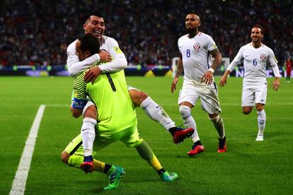 Claudio Bravo celebra con sus compañeros el triunfo.