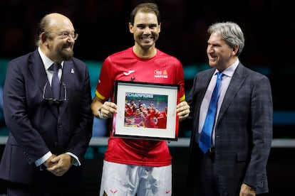 El tenista Rafa Nadal acompañado por el expresidente de la ITF, el estadounidense David Haggerty (a la derecha) y el presidente de la Federación Española de tenis, Miguel Díaz Román, durante el homenaje.