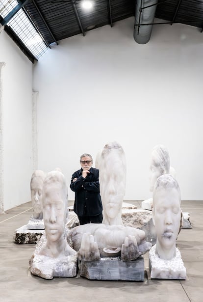 El escultor Jaume Plensa en su estudio de Sant Feliu de Llobregat donde prepara la obra que presidirá el 'stand' de El País en la feria Arco en 2025. 