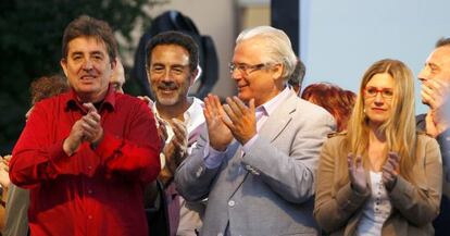 Luis Garcia Montero, candidato de IU a la comunidad de Madrid, Baltasar Garzon y Raquel Lopez candidata al ayuntamiento de Madrid durante el mitin de cierre de campaña en el parque de las Vistillas de Madrid .
