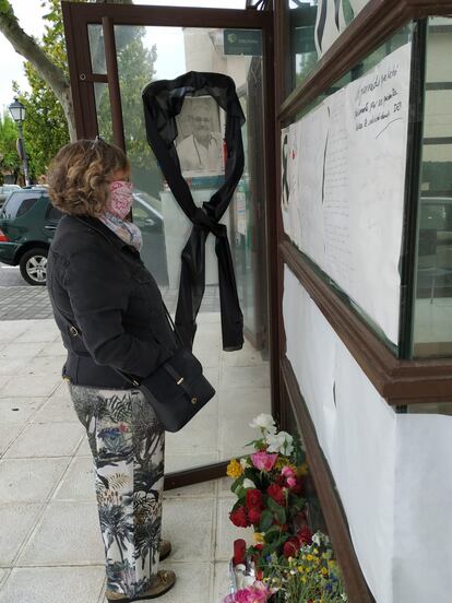 Una vecina del pueblo, a las puertas del consultorio de José Antonio, que ha amanecido este miércoles rodeado de flores y carteles de sus pacientes.