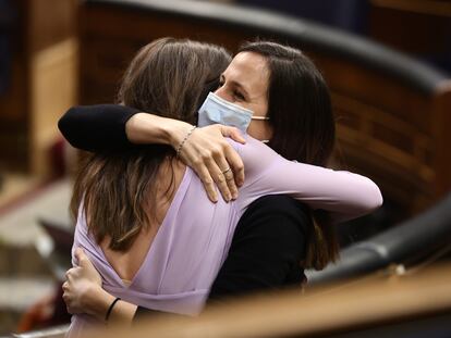 La ministra de Igualdad, Irene Montero (de espaldas) se abraza a su colega de Derechos Sociales, Ione Belarra, tras la aprobación de la ley del 'solo sí es sí', el pasado 25 de agosto.