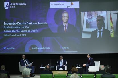 De izquierda a derecha, el vicerrector de Deusto Business Alumni, Mikel Larreina, el conductor del debate, Agustín Garmendia, y el director de PWC en Euskadi Asier Atutxa, en el debate telemático con Pablo Hernández de Cos, Gobernador del Banco de España.