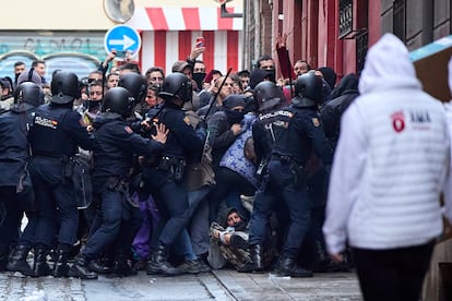 Momentos de una carga policial contra manifestantes partidarios de los okupas.