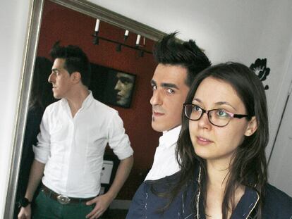El diseñador Gonzalo Vázquez, con una de sus modelos, en su taller de Santiago.
