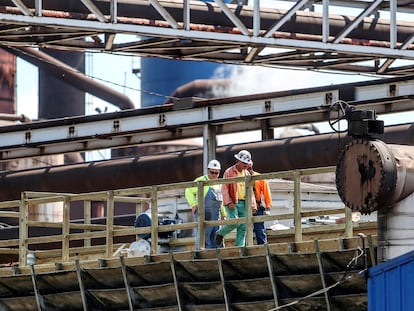 Trabajadores de una fábrica de U.S. Steel, en Granite City (Illinois, EE UU).