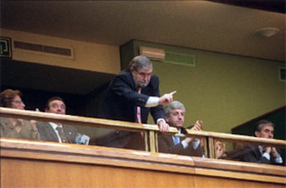 El delegado del Gobierno en el País Vasco, Enrique Villar, gesticula tras el discurso de Ibarretxe.