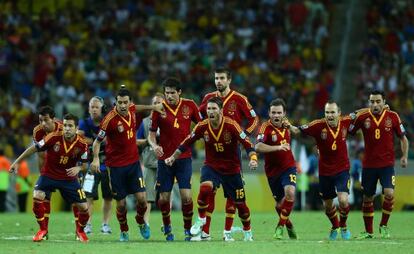 Los jugadores españoles celebran el penalti de Navas.
