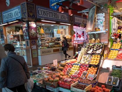 Varios puestos de alimentación en el mercado de Triana, en Sevilla.