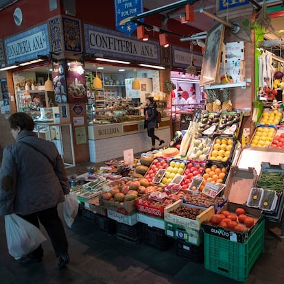 Varios puestos de alimentación en el mercado de Triana, en Sevilla.