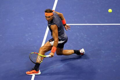 Nadal devuelve una bola durante un punto frente a Thiem.