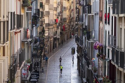 Imagen insólita de la calle Estafeta de Pamplona a la hora del primer encierro de las fiestas de San Fermín, suspendidas este año debido a las consecuencias de la pandemia, el 7 de julio.