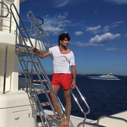 El modelo y actor español Andrés Velencoso ha compartido en Instagram gran parte de sus vacaciones de verano