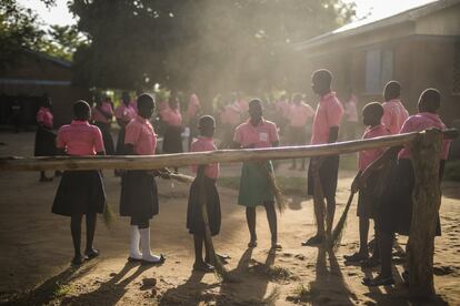 Harriet, al igual que los 600 alumnos del colegio de educación primaria al que acude desde los cinco años, participa de la limpieza del complejo escolar. Al barrer, el sonido de las rudimentarias escobas hechas con ramas de arbustos rompe el silencio que reina en el patio que da acceso a los tres barracones donde se imparten las clases.