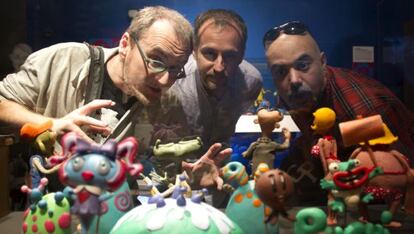 Los animadores Javier Tostado, Sam Ortí y Pablo Llorens (de izquierda a derecha) junto a varias de las figuras que han creado y que forman parte de la exposición del Muvim.