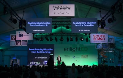 Ken Robinson durante su ponencia en enlightED en 2018.