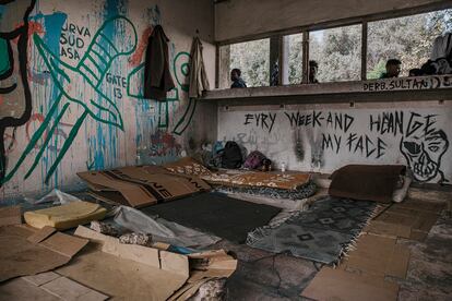 Una de las aulas vacías del colegio abandonado que sirve como habitación provisional para un grupo de refugiados sudaneses. La falta de agua potable, de saneamiento y de higiene ponen en grave riesgo la salud de las personas que viven en las calles de Casablanca.