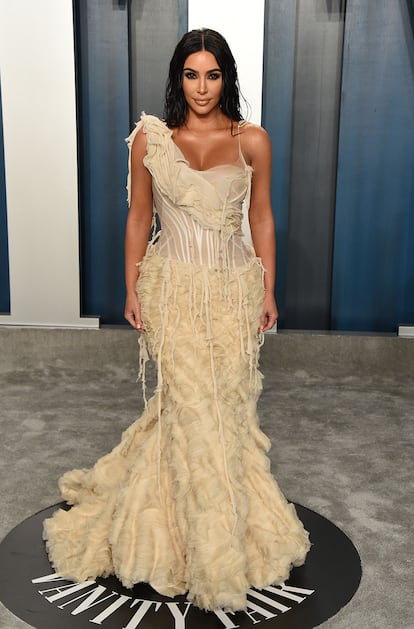 Kim Kardashian, en la fiesta de los Oscar 2020 organizada por la revista Vanity Fair, con un vestido de Alexander McQueen de su colección primavera-verano de 2003.