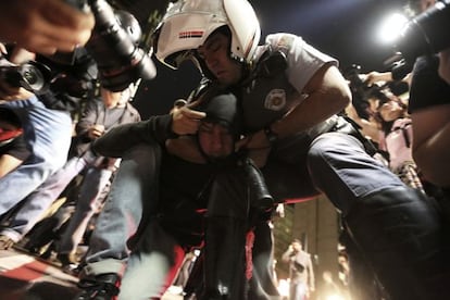 Un policía detiene a un manifestante del Black Bloc en São Paulo.