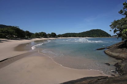 A praia de Laranjeiras é linda, mas recebe de forma pouco hospitaleira quem acaba de trilhar o caminho autorizado pelo condomínio