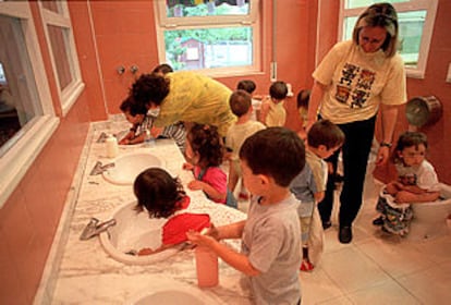 Un grupo de niños aprende a asearse en la Escuela de Educación Infantil Polichinela de San Fernando de Henares, Madrid.