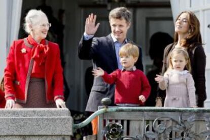 La reina Margarita de Dinamarca con su hijo Federico y su familia.