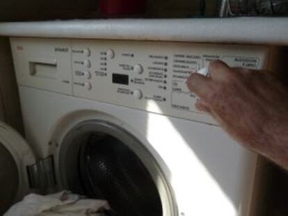 Detalle del panel de control de una lavadora doméstica