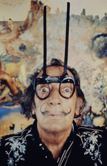 Dalí con sus gafas de antenas de caracol, delante del cuadro 'La pesca del atún'.