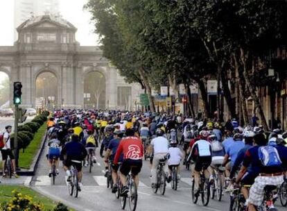 Los ciclistas se dirigen hacia la Puerta de Alcalá tras su paso por la plaza de Cibeles.