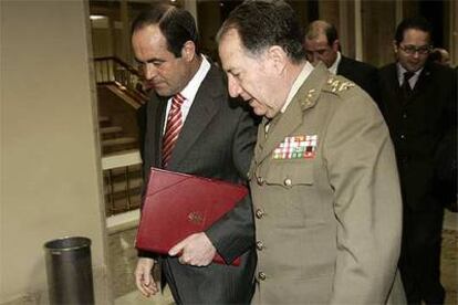 José Bono y el jefe del Estado Mayor de la Defensa, general Félix Sanz, a su llegada a la Comisión de Defensa.