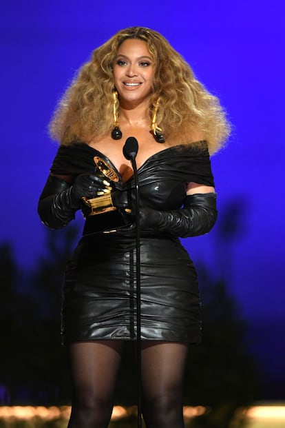 Beyoncé se convirtió en la artista femenina con más Grammy de la historia (28 en total) al hacerse con el premio a mejor interpretación de R&B por Black Parade, la canción que lanzó el día de la emancipación de los negros esclavizados al calor de las protestas raciales en Estados Unidos. Se llevó cuatro en total.