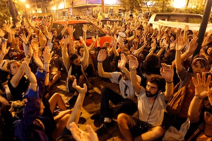 Varios cientos de indignados protestaban anoche frente al consulado francés por el desalojo de la plaza parisina de La Bastilla.