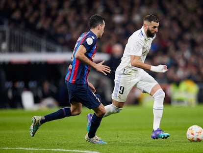 Karim Benzema y Sergio Busquets durante el Clásico de semifinales de Copa del Rey, en el Santiago Bernabéu.