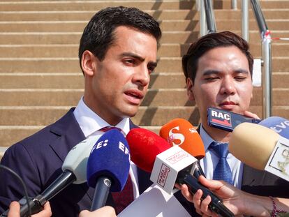 Los abogados de la acusación Juan Gonzalo Ospina (izquierda) y Mettapon Suwancarern hablan este miércoles con los periodistas a su llegada al tribunal de Samui.