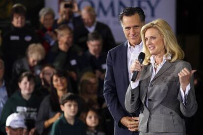 Mitt Romney escucha la intervención de su mujer Ann durante un acto de campaña en Ohio. 