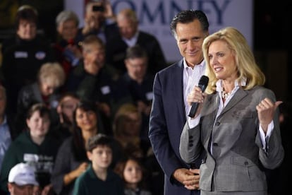 Mitt Romney escucha la intervención de su mujer Ann durante un acto de campaña en Ohio.