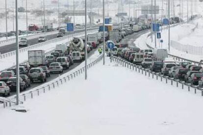 Imagen que presentaba esta mañana la M-50 dirección a La Coruña (Majadahonda), tras la copiosa nieve caída desde esta madrugada en la Comunidad de Madrid.
