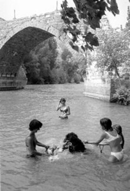 Bañistas en el río Segre a su paso por Camarasa (Lleida).