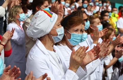 Un grupo de sanitarios aplaude, el pasado 1 de mayo, en el cierre del hospital temporal instalado en Ifema.